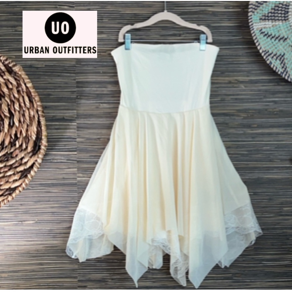 NWOT Urban Outfitters Gemma Lace Strapless mini dress Cream Ivory Medium flirty